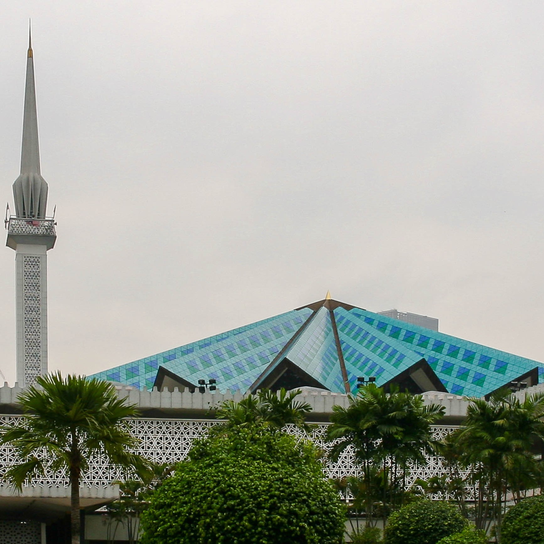 Mit ihrem himmelblauen gefalteten Zeltdach hebt sie sich die Moschee Masjid Negara architektonisch von anderen Moscheen ab, Kuala Lumpur, Malaysia